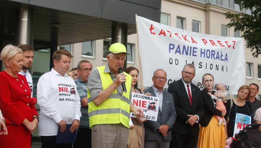 Protest przeciwko budowie linii kolejowej przez Jasionkę w ramach CPK w Rzeszowie [ZDJĘCIA, WIDEO]