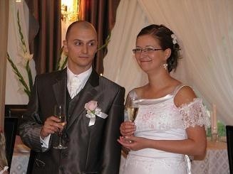 Paulina i Darek są małżeństwem od tygodnia. Ich ślub i wesele odbyło się w Głogowie. Na uroczystości zorganizowanej w restauracji bawiło się 60 osób.