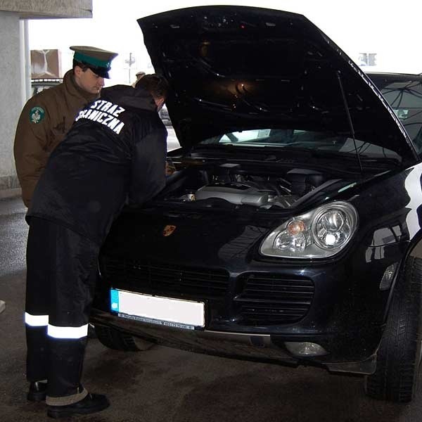 Luksusowe porsche cayenne turbo przechwycili funkcjonariusze SG na przejściu w Korczowej.
