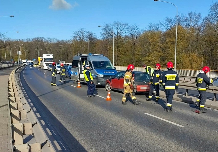 Wypadek na moście Milenijnym we Wrocławiu - auto na dachu i ogromne korki [ZDJĘCIA]