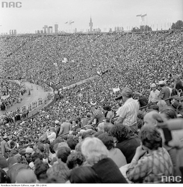 Msza św. na Stadionie Dziesięciolecia odprawiana przez Jana Pawła II. 17 czerwca 1983 roku.
