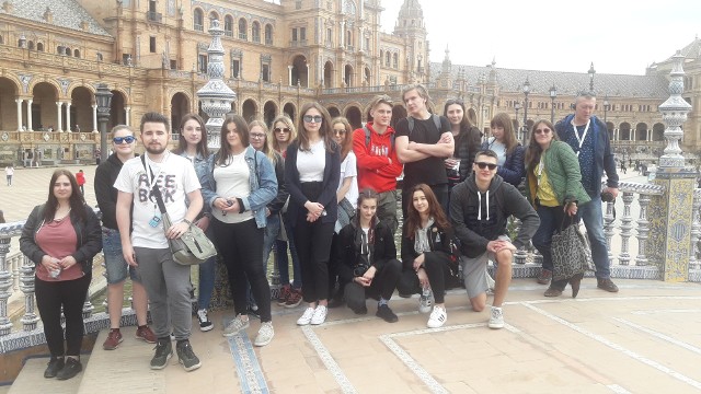 Uczniowie Zespołu Szkół technicznych w Skarżysku są na wycieczce w Hiszpanii. Czy po powrocie zostaną objęci nadzorem Sanepidu?