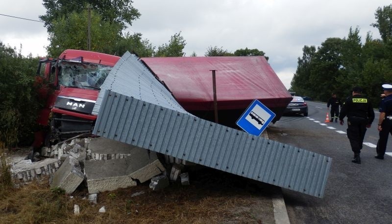 Tir rozjechał przystanek w Zwierzyńcu