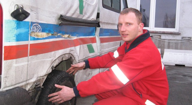 Kierowca Jarosław Adamek uważa, że karetka nie nadaje się do remontu.