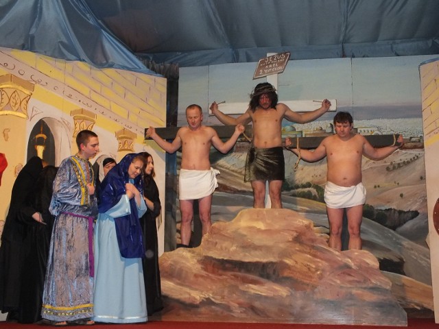 Ukrzyżowanie Jezusa na scenie kałkowskiego teatru amatorskiego.
