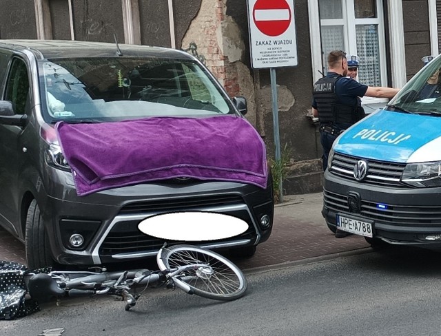 O zdarzeniu poinformował nas Czytelnik. Na ul. Sikorskiego w Zielonej Górze, w sobotnie (14 maja) popołudnie dostrzegł dwa radiowozy oraz czarnego busa, przed którym leżał rower...Zwróciliśmy się do zielonogórskiej z prośbą o przekazanie informacji, co dokładnie wydarzyło się w tym miejscu.- Rowerzystka jechała chodnikiem, w tym czasie z posesji wyjeżdżał samochód. Kobieta, widząc go, zaczęła gwałtownie hamować i przewróciła się, a samochód najechał na rower - przekazała nam podinsp. Małgorzata Barska z zespołu prasowego KMP w Zielonej Górze.Kobieta ze względu na upadek doznała potłuczeń. Rowerzystka trafiła do szpitala w celu wykonania niezbędnych badań. Ważna informacja dla kierowców: pas ruchu na ul. Sikorskiego w kierunku Jędrzychowa jest zablokowany!