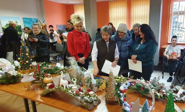 W Domu Kultury w Przysusze został rozstrzygnięty konkurs plastyczny na stroik świąteczny.