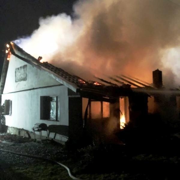 Dąbrowa: Płonął dom jednorodzinny, rodzina straciła cały dobytek
