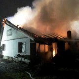 Dąbrowa: Płonął dom jednorodzinny, rodzina straciła cały dobytek [ZDJĘCIA]
