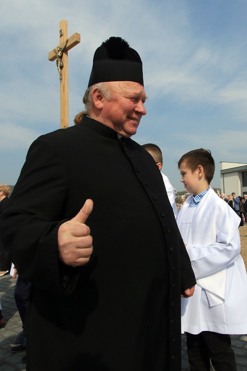 Kardynał Dziwisz otworzył uliczkę na Wrotkowie (ZDJĘCIA)