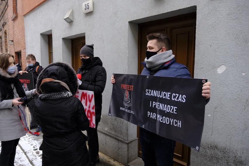 Protest branży ślubnej w Toruniu pod biurem poselskim Iwony Michałek. Mamy zdjęcia