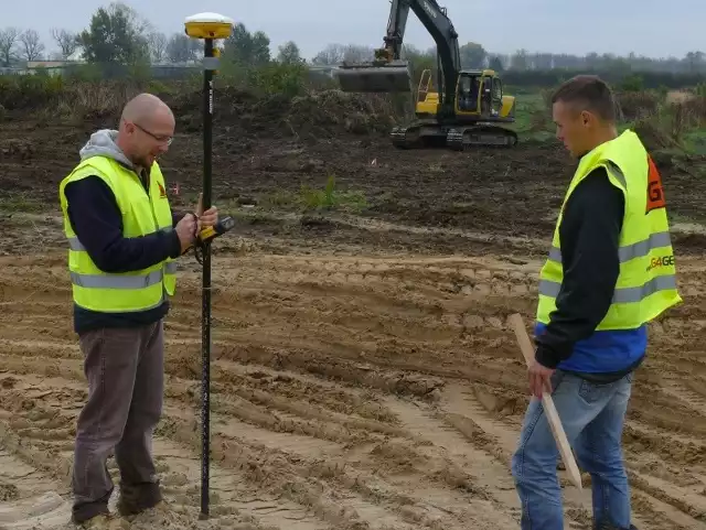 Geolodzy z G4 Geodezja Kraków wytyczają działki pod budowę centrum handlowego, jakie powstanie w Stalowej Woli za rok.