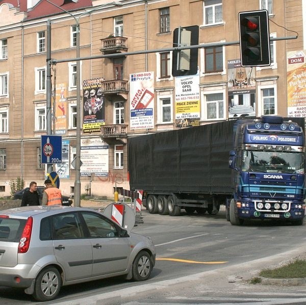 Kierowcy spoza naszego regionu (na zdjęciu), nie uprzedzeni o pracach drogowych, trafiają w sam środek remontu.