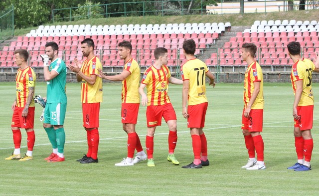 W Koronie Kielce jest na chwilę obecną 14 nowych ludzi – 12 zawodników i dwóch asystentów trenera Gino Lettieriego. Trzeba przyznać, że kielecki klub szybko uwinął się ze wzmocnieniami w tym roku i jak zapowiada trener Lettieri to jeszcze nie koniec. Dziś przedstawiamy wszystkich nowych ludzi w Koronie przed sezonem, który rozpoczyna się 19 lipca.