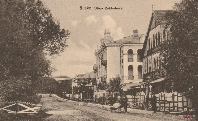 Na zdjęciu powyżej: Lata 1910-1914 , Ulica 1 Maja (dawniej Zakładowa), widać sanatorium "Oblęgorek" i willę "Wiślica".Więcej zdjęć z Buska sprzed 100 lat na kolejnych slajdach.