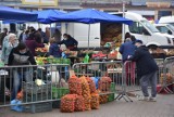 Targowisko miejskie w Kwidzynie z obostrzeniami. Na ogrodzony teren może wejść maksymalnie 230 klientów