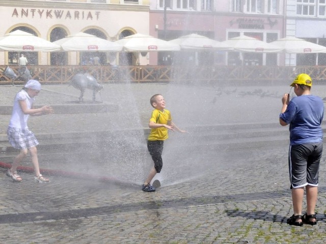 Na Starym Rynku w Bydgoszczy dzieci bawią się w chłodzącej mgiełce wodnej
