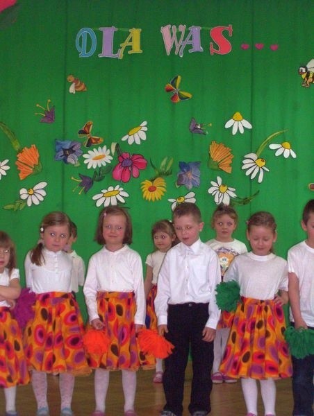 Trzecia grupa 4-latków z Publicznego Przedszkola numer 2 w Radomiu w poniedziałek świętowała Dzień Mamy i Taty.
