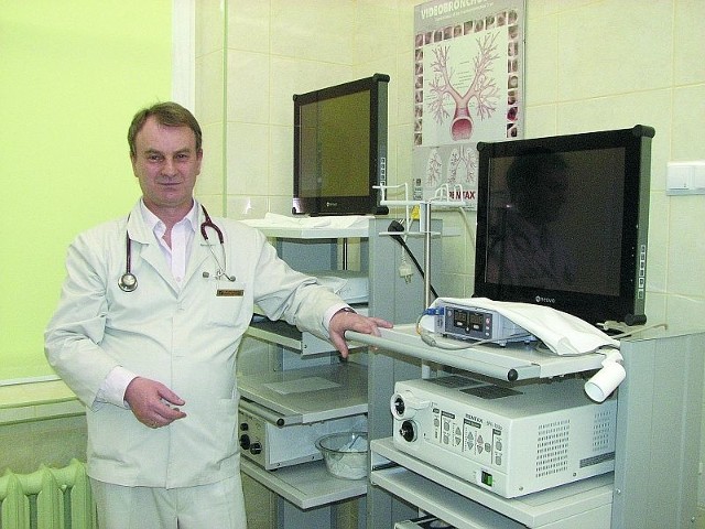 Nowoczesny bronchofiberoskop to dziś podstawowa aparatura do diagnostyki zmian w płucach - mówi doktor Jerzy Pawluk, ordynator oddziału chorób płuc hajnowskiego szpitala.