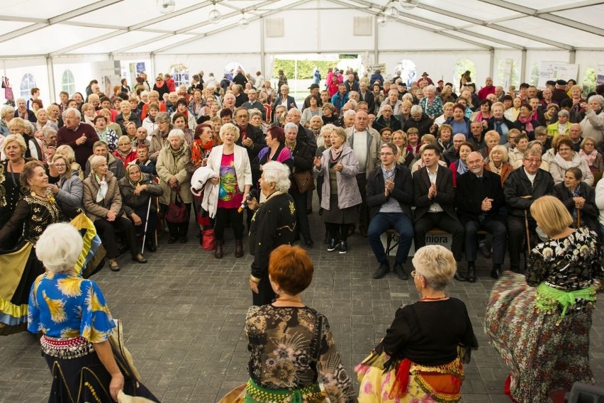 Wspaniała zabawa seniorów w Chrustach i... tańce z marszałkiem (ZDJĘCIA)