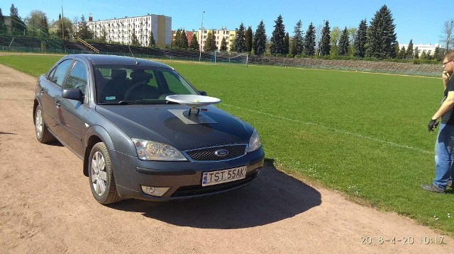 Jazdy samochodem z talerzem Jacke Stewarda na masce samochodu były na stadionie miejskim w Starachowicach.