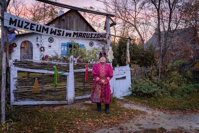 Edward Ziarko przed stworzonym przez siebie Muzeum Wsi w Maruszowie.