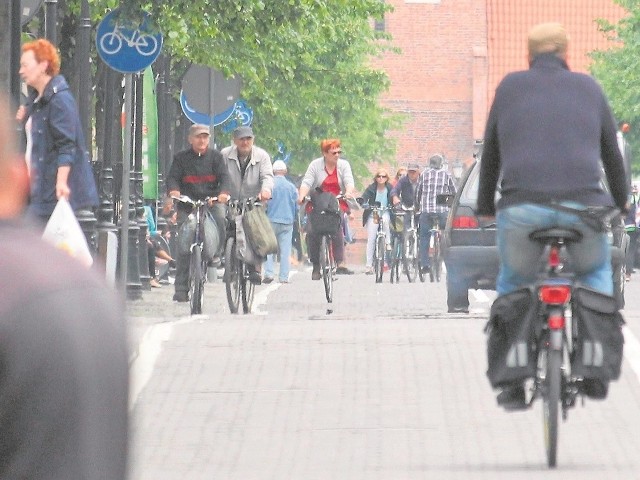 Drogą rowerową na ul. 3 Maja można jeździć w dwóch kierunkach, natomiast dla samochodów ulica jest jednokierunkowa, co powoduje  zamieszanie wśród kierowców wjeżdżających z prostopadłych ulic.