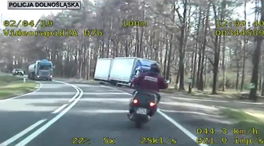 Pościg za motocyklistą w lesie. Wyleciał jak z katapulty i pobiegł dalej [wideo]