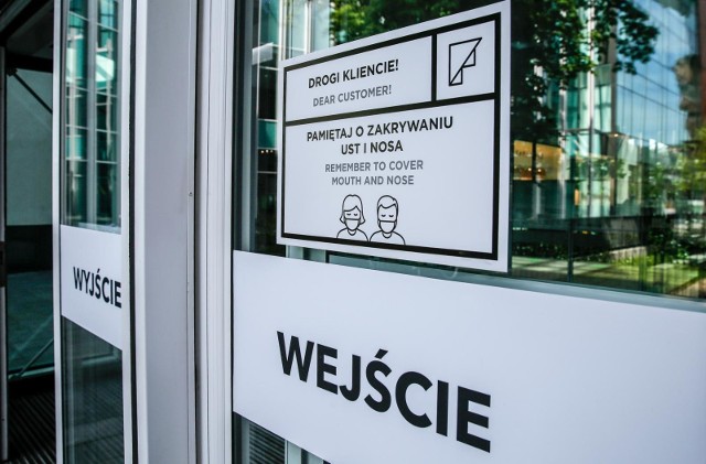 Wkrótce ma zostać uchwalone prawo - sprzedawcy nie będą mogli obsłużyć klienta bez maseczki.