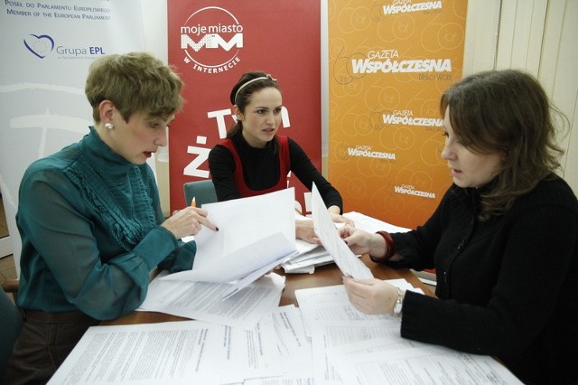 Obrady komisji konkursowej w składzie: (od lewej) Iwona Tracewicz (Media Regionalne), Agnieszka Klima (biuro Krzysztofa Liska) i Dorota Mroczkowska (Podlaskie Centrum Wolonatriatu)