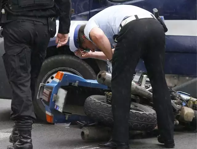 Śmiertelny wypadek. Jabłoń Kościelna. Policjant na motocyklu wjechał na chodnik i śmiertelnie potrącił pieszego