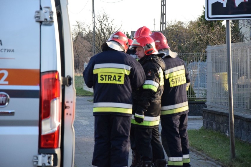 Wypadek w Połchowie. 49-latek volkswagenem wjechał w skrzynkę z gazem. Został odwieziony do szpitala [ZDJĘCIA, WIDEO]