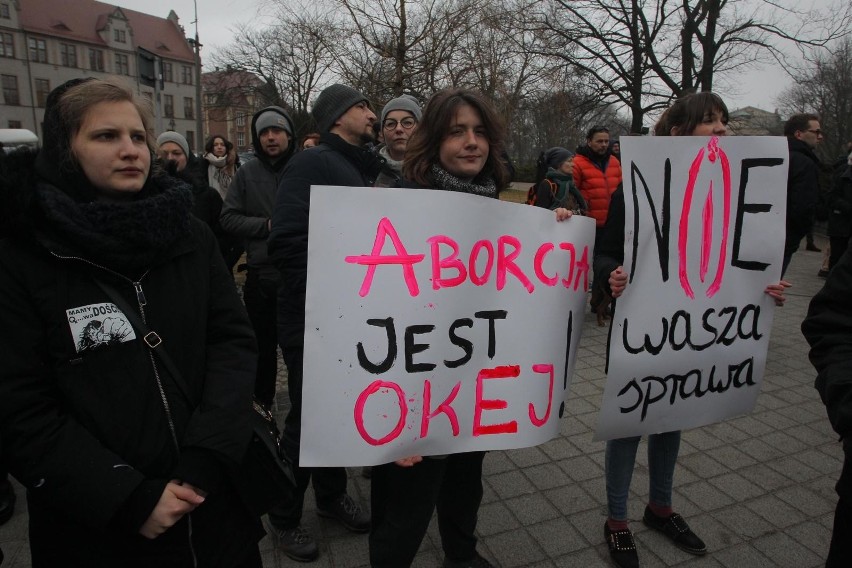 W Polsce od lat toczy się dyskusja na temat aborcji. W...