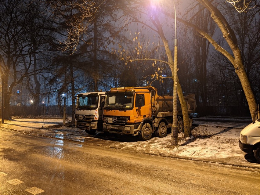 Park przy Fabrycznej w Krakowie. Zamiast zieleńca jest parking dla ciężarówek. Mieszkańcy proszą o interwencję. Powstanie ogrodzenie?