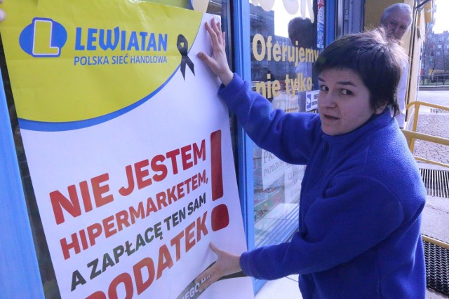 Wyjaśniamy w ulotkach i na plakatach, że ten podatek uderzy w klientów. Jednak mam wrażenie, że do ludzi to nie dociera - mówi Dorota Wiśniewska, która prowadzi sklep przy Grota Roweckiego.