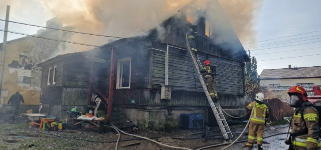 Pożar drewnianego domu w Węglowie, czteroosobowa rodzina straciła dach nad głową.