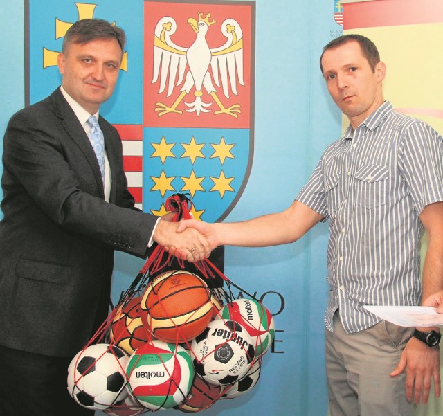 Jacek Kowalczyk z Urzędu Marszałkowskiego kilka dni temu przekazał sprzęt sportowy - odebrał go Arkadiusz Kurek ze Złotej. 