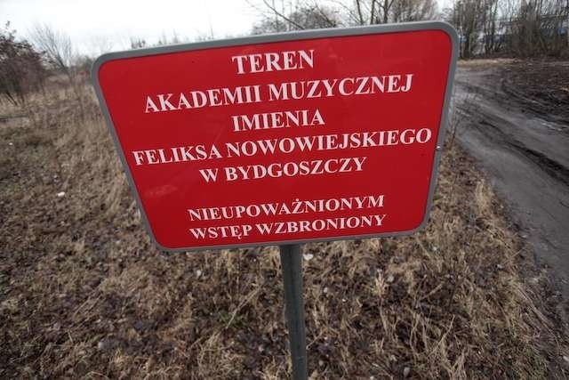Dziś na terenie dzikiego parku między ul. Kamienną, Chodkiewicza i Gdańską widać jeszcze chaszcze, ale w 2020 roku stanie tu nowy gmach uczelni