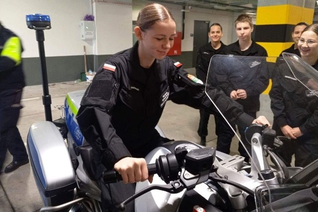 Uczniowie klasy mundurowej VII Liceum Ogólnokształcącego w Sosnowcu odwiedzili Komendę Miejską Policji i mieli okazję zobaczyć, jak wygląda codzienna praca policjanta. Zobacz kolejne zdjęcia. Przesuwaj zdjęcia w prawo - naciśnij strzałkę lub przycisk NASTĘPNE