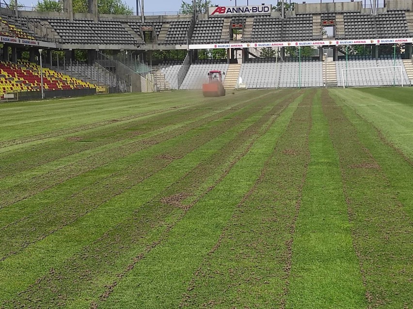 Takie zabiegi regeneracyjne zostały wykonane na murawie na Suzuki Arenie w Kielcach. 24 lipca Korona Kielce rozpocznie sezon w ekstraklasie