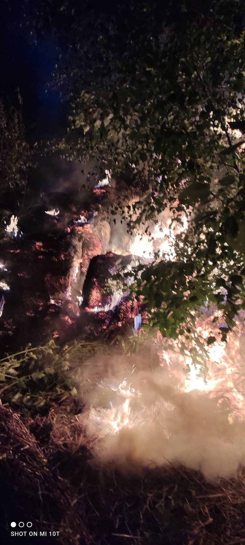 Pożar bel słomy w Dorohusku. Akcja gaśnicza trwała blisko całą dobę. Zobacz zdjęcia