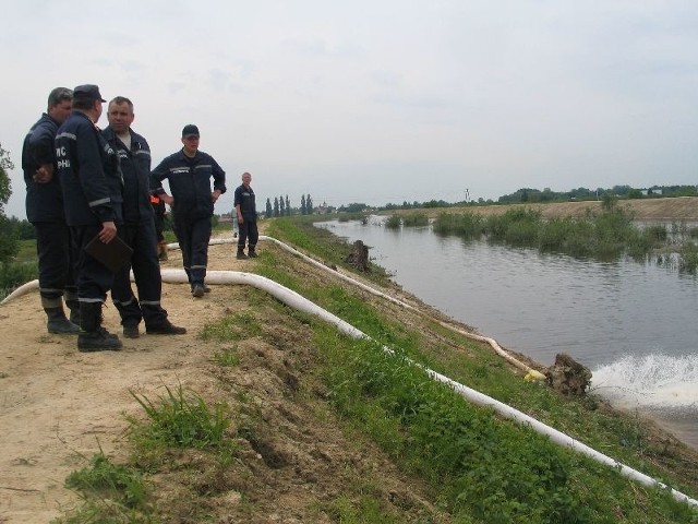 Do tej pory woda zza wału rzeki Babulówka była wypompowywana pojedynczymi pompami. Teraz woda będzie przerzucana na stanowisku pompowym ze zbiornikiem retencyjnym, jakie wybudowano w Baranowie Sandomierskim.