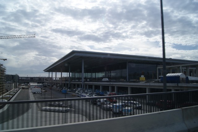 W tej chwili trwają już prace wykończeniowe w głównym budynku terminalu.