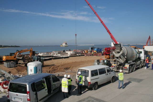 Świnoujście: Port zewnętrzny porównują do budowy GdyniTrwają ostatnie prace związane z betonowaniem miejsc, gdzie będą cumować statki z gazem LNG. Po ich zakończeniu zostanie ułożona infrastruktura, związana z przesyłaniem gazu ze statków 