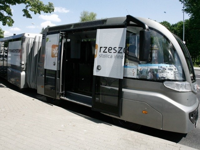 Elektryczny autobus na ulicach Rzeszowa. Długi na 18 m i na 2 m szeroki. W 3 „wagonach” może swobodnie podróżować 50 pasażerów. Zachowuje dużą manewrowość nawet w ciasnych uliczkach. Fot. Krzysztof Łokaj