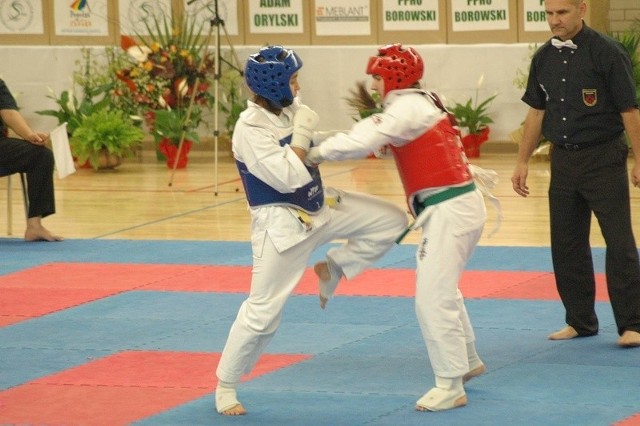 Karolina paszko (z lewej) została mistrzynią Polski kadetek w wadze do 65 kg w konkurencji kumite (walka kontaktowa)