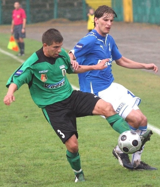 Piłkarze "Stalówki" (z lewej Piotr Gilar) zainaugurowali drugoligowy sezon pojedynkiem z Pelikanem w Łowiczu.