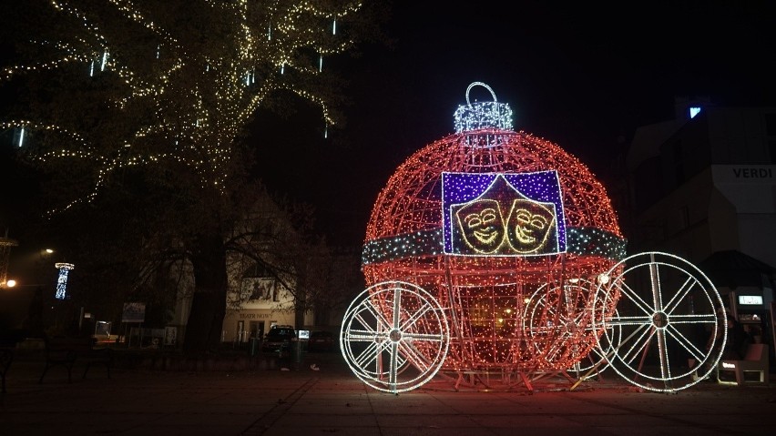 Zabrze w świątecznych barwach. Iluminacje i choinka już gotowe [ZDJĘCIA, WIDEO]