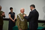 Prezes kluczewskiego koła Światowego Związku Żołnierzy AK porucznik Czesław Grzanka odznaczony medalem Reipublicae Memoriae Meritum