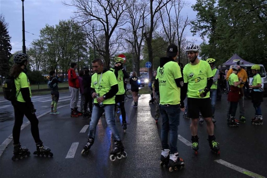 Kraków Rolki i My. Pierwszy nocny przejazd rolkarzy w tym sezonie [ZDJĘCIA]